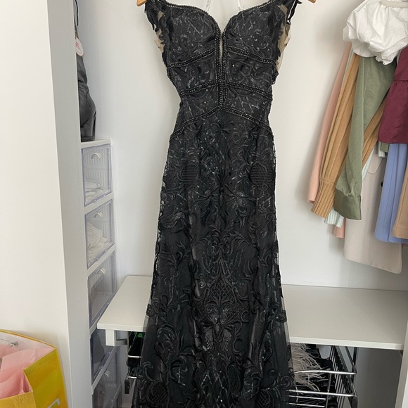 Black off the shoulder sequin gown - Picture 5 of 7